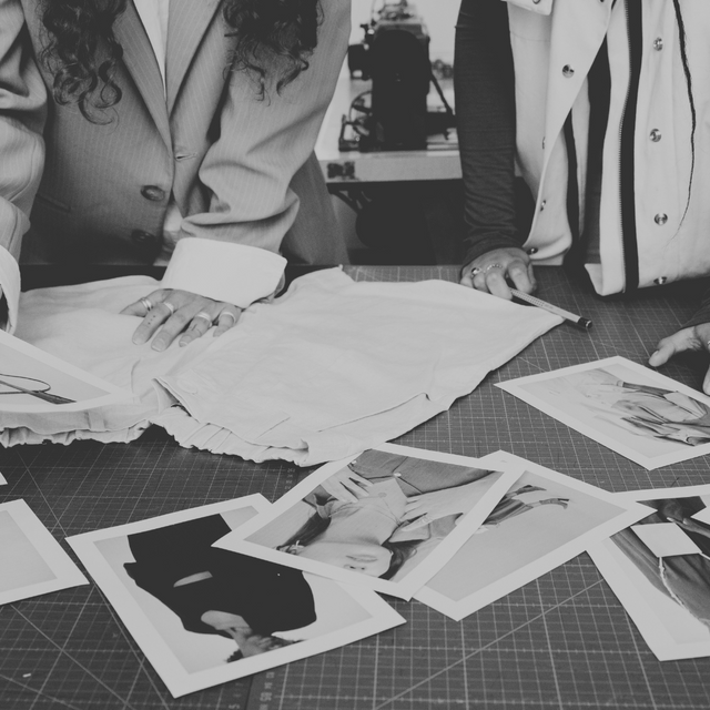 كيف تختار مصمم هويتك؟ خطوة واحدة تصنع براند سعودي يُباع غدًا في كل المتاجر